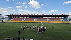 Sparantí fotbalisté se chystají na trénink den ped utkáním 2. pedkola...
