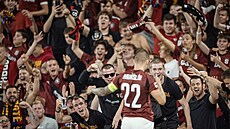 Spar�anský kapitán Luká� Haraslín slaví s fanou�ky vít�zný gól do sít� Mladé...