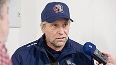 Plzeský trenér Josef Janda hovoí s novinái.