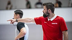 Trenér Viktor Prua se snaí ídit hru eských juniorek.