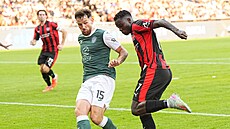 Dju Franculino (vpravo) z Midtjyllandu a Jack Iredale z Hibernians bojují o mí.