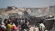 Palestinci si rozebírají pomoc, která ve zvý�eném mno�ství putuje do Gazy. (27....