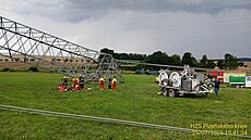 Pi pádu stoáru elektrického vedení se ván zranil mu. Záchranái ho uvedli...