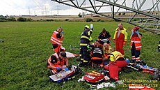 Pi pádu stoáru elektrického vedení se ván zranil mu. Záchranái ho uvedli...
