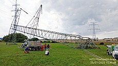 Pi pádu stoáru elektrického vedení se ván zranil mu. Záchranái ho uvedli...