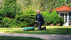 Nejstarí sekaka Husqvarna sekala trávník ve védsku. (21. ervence 2025)