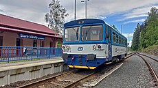 Motorový vz 810.597 ve stanici Staré Msto pod Snníkem