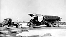 Peprava Bumperu 7 ke startovacímu komplexu 3 v ervenci 1950