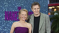 Pamela Andersonová a Liam Neeson v Londýn� na premié�e filmu Bláznivá st�ela...