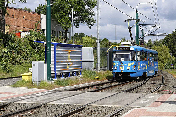 Tramvajovou tra mezi Libercem a Jabloncem nad Nisou zdobí výtvarná instalace.