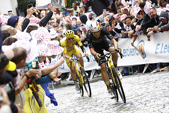 Wout van Aert ují�dí ve stoupání na Montmartre i Tadeji Poga�arovi.