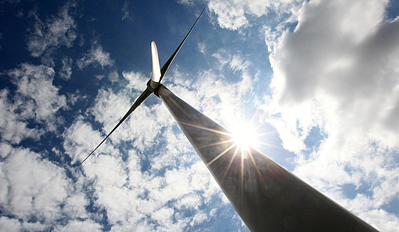 V�trné elektrárny ve V�nici. Starosta sousedního Brzkova si st�uje, �e mu nad obec posílají �patné po�así, i proto ve své katastru podobné stavby nechce. Snímek je ze dne otev�ených dve�í v roce 2014.