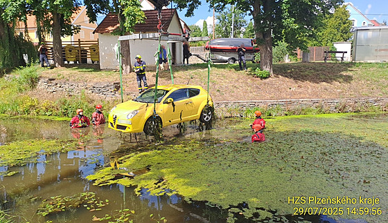 patn zabrzdné auto sjelo do rybníku uprosted Ostrova u Bezdruic na...