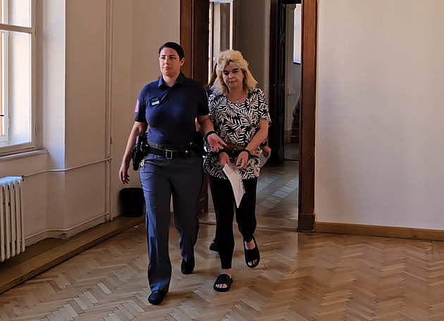 Bodla jsem ho jen špičkou, hájila se odsouzená. Mrtvého druha po činu převlékala