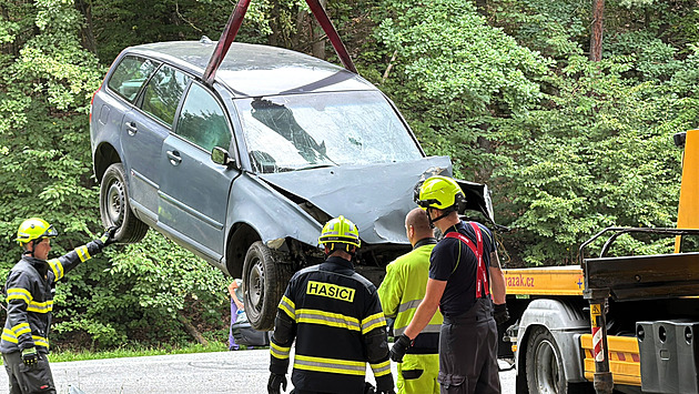 Smrtelná nehoda na Benešovsku. Auto narazilo do mostu, řidič zemřel