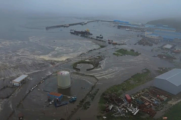 Varování před tsunami ženu neodradilo. Velké vlny šla vyhlížet na pláž i s vnukem