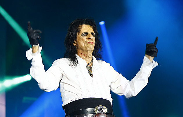 RECENZE: Retropomsta. Alice Cooper pluje proti proudu času až do sedmdesátých let