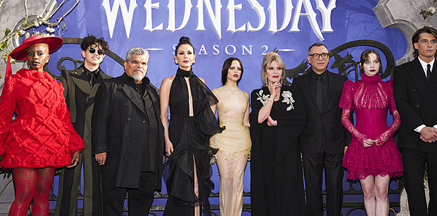 Premiéra Wednesday: Ortega překvapila obočím, Zeta-Jonesová obřími náušnicemi