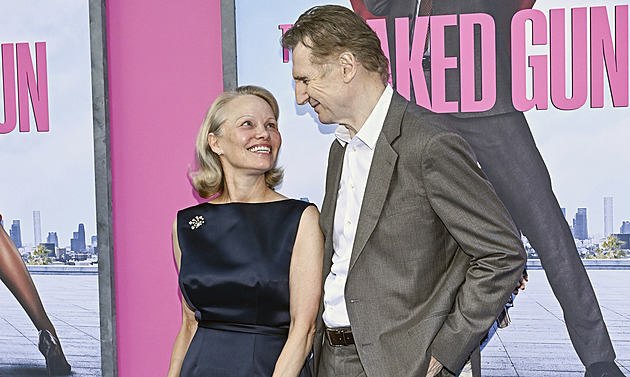Andersonová a Neeson spolu randí. Je to dobrý chlap, chválí herce bývalá playmate