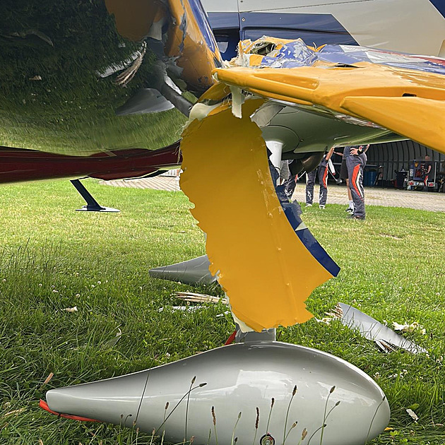 Na letišti v Jaroměři se srazila dvě letadla, pilot přehlédl stojící stroj