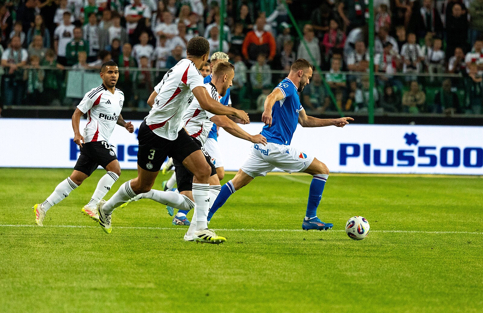 Legia - Baník 2:1, hosté vedli, v závěru je srazil vlastní gól i neproměněná penalta