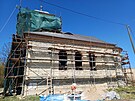 Takto kostel vypadal v dubnu 2025. Oprava fasdy tehdy prv zanala.