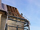 Spolek opravuje stechu kostela Nejsvtj Trojice ve Zdoov.