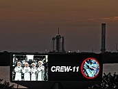 Raketa SpaceX Falcon 9 s lodí Crew Dragon na odpalovací ramp� 39-A n�kolik...