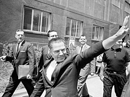 Jene Hoffa se s mafií zapletl mén, ne se zdrazuje. Jeho dráha a moc byla...