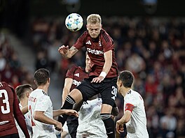 Jaroslav Zelený ve výskoku.