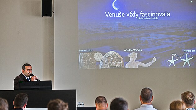 Slavnostn akce Venue na Venui spojen s podpisem smlouvy o spoluprci pi zapojen R do evropsk mise k Venui s nzvem EnVision. Vlevo Martin Ferus z Akademie vd R. (30. ervence 2025)