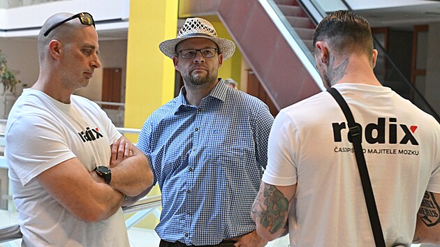 Vydavatel Pavel Kamas (uprosted) na chodb Mstskho soudu v Brn, kter rozhodl v ppadu vydn knihy Germara Rudolfa Holocaust pod lupou, je zpochybuje fakta o holokaustu, a dalch publikac. Soud obalovan zprostil viny. (31. ervence 2025)