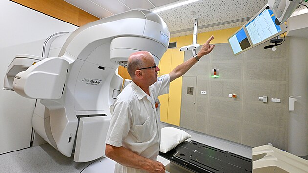 Pednosta Kliniky radian onkologie Masarykova onkologickho stavu Pavel lampa u novho linernho urychlovae, kter se pouv pi radian lb ndorovch onemocnn. (31. ervence 2025)