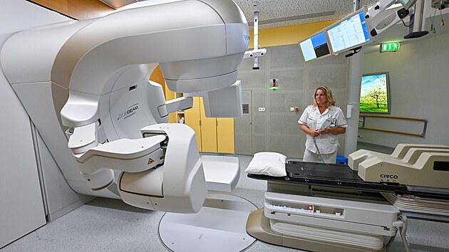 Radiologick asistentka Renata Macharov z Kliniky radian onkologie Masarykova onkologickho stavu u novho linernho urychlovae, kter se pouv pi radian lb ndorovch onemocnn. (31. ervence 2025)