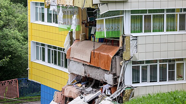 Budova �kolky v Petropavlovsku-Kam�atsk�m zasa�en� siln�m zem�t�esen�m (30. �ervence 2025)