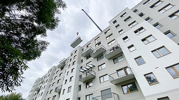Pohodlnj vhled na pehradu Meno a Jizersk hory si mohou nov uvat lid ze zrekonstruovanho panelovho domu v Jablonci nad Nisou. Dky osmiletmu snaen nkterch len spoleenstv vlastnk k jejich bytm toti pibyly balkony. (30. ervence 2025)