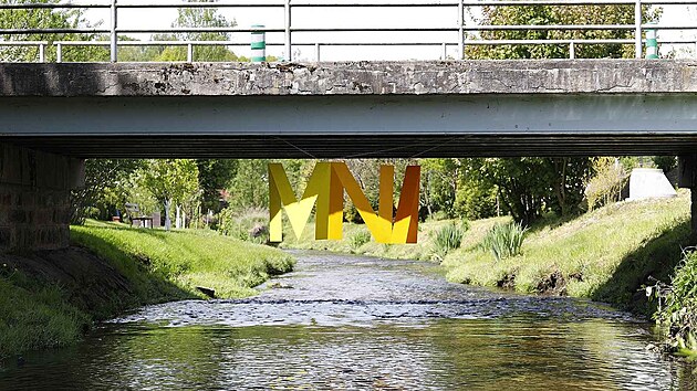 Tramvajovou tra mezi Libercem a Jabloncem nad Nisou zdob vtvarn instalace.