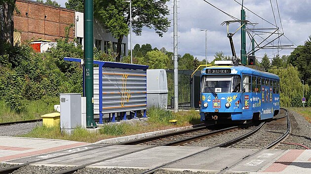Tramvajovou tra mezi Libercem a Jabloncem nad Nisou zdob vtvarn instalace.
