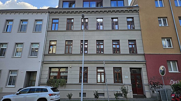 D�m v brn�nsk� Hrn���sk� ulici, kde mlad�k v sobotu 12. ��jna 2024 brut�ln� ubodal mu�e, kter� jej po no�n�m sezn�men� v baru pozval k sob� do bytu.