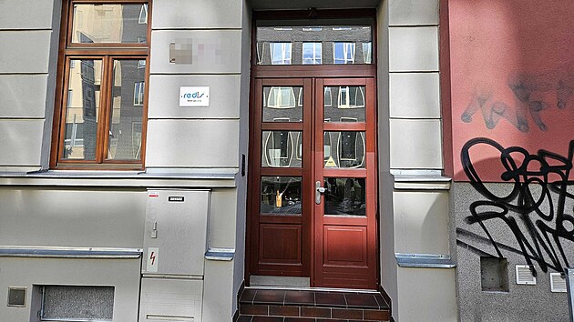 D�m v brn�nsk� Hrn���sk� ulici, kde mlad�k v sobotu 12. ��jna 2024 brut�ln� ubodal mu�e, kter� jej po no�n�m sezn�men� v baru pozval k sob� do bytu.