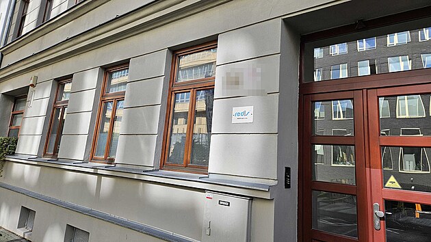 D�m v brn�nsk� Hrn���sk� ulici, kde mlad�k v sobotu 12. ��jna 2024 brut�ln� ubodal mu�e, kter� jej po no�n�m sezn�men� v baru pozval k sob� do bytu.