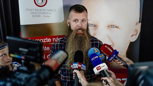 Fakultn� nemocnice Motol a �esk� registr d�rc� krvetvorn�ch bun�k IKEM ozn�mily v�razn� zlep�en� zdravotn�ho stavu dvoulet� Madlenky, kter� nastalo po zah�jen� terapie. Na sn�mku Madlen�in otec Luk� P�ibyl. (30. �ervence 2025)