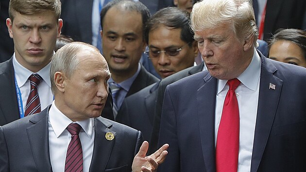 Vladimir Putin a Donald Trump na summitu ve Vietnamu (listopad 2017)