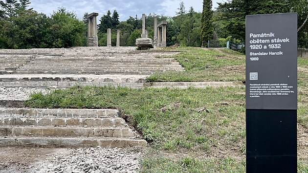 V Most zaali po nkolika desetiletch chtrn opravovat monumentln pamtnk z roku 1969
pipomnajc dv velk stvky. (ervenec 2025)