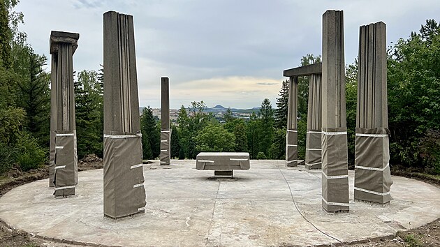 V Most zaali po nkolika desetiletch chtrn opravovat monumentln pamtnk z roku 1969
pipomnajc dv velk stvky. (ervenec 2025)