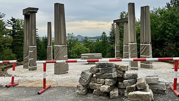 V Most zaali po nkolika desetiletch chtrn opravovat monumentln pamtnk z roku 1969
pipomnajc dv velk stvky. (ervenec 2025)