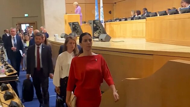 Markéta Pekarová Adamová odchází ze sálu p�i projevu p�edsedkyn� ruského senátu...