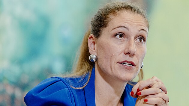 Ministryn� spravedlnosti Eva Decroix komentuje konec koordin�tora pro objas�ov�n� bitcoinov� kauzy Davida Uhl��e. (30. �ervence 2025)