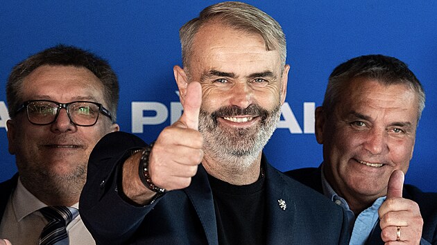 P�edseda P��sahy Robert �lachta p�i p�edstavov�n� kandid�t� do voleb 2025. (31. �ervence 2025)