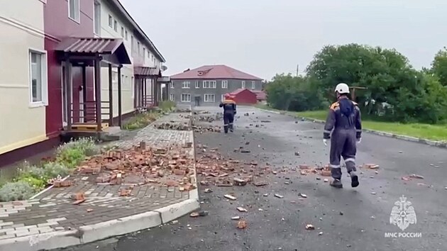 Siln� zem�t�esen� zas�hlo pob�e�� poloostrova Kam�atka v Rusku. (30. �ervence 2025)